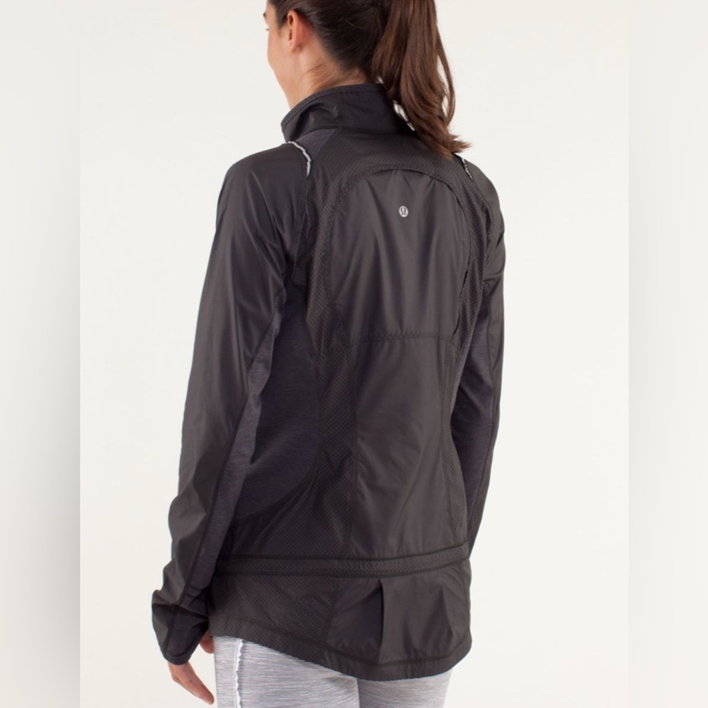 Lululemon Run Nothin' But Run Jacket Black Light weight Reflective jacket sz: 4